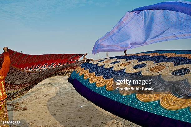 indian colorful saris drying with wind - bengali sari stockfoto's en -beelden