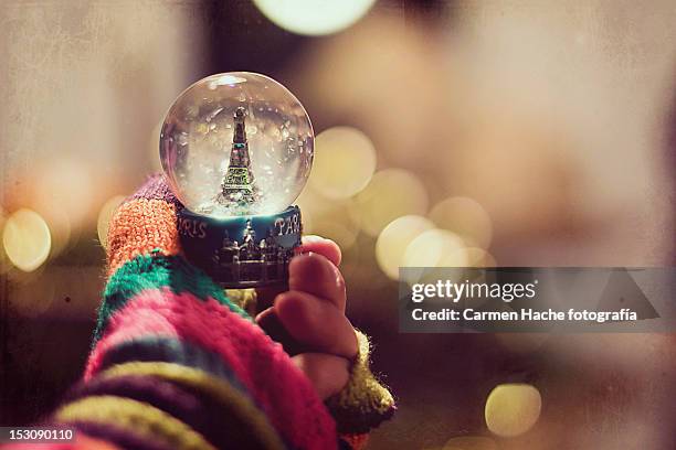 eiffel tower snow globe - bola de cristal com neve imagens e fotografias de stock