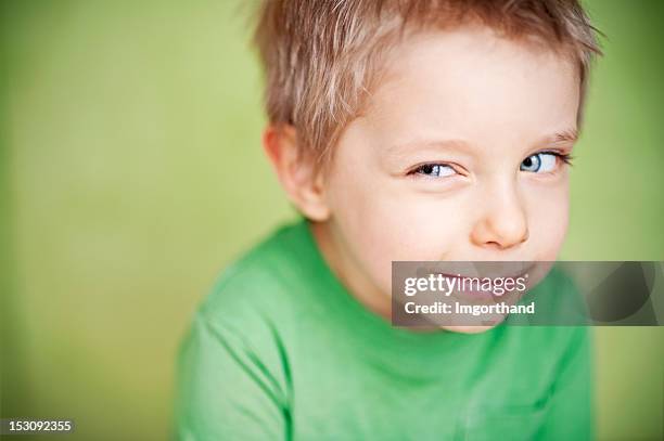 verdächtige lustiger green jungen - zwinkern stock-fotos und bilder
