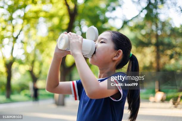 little girl beber - niño-tomando-agua fotografías e imágenes de stock