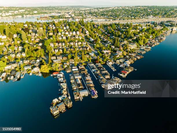 aerial view houseboats along the shores of bay - seattle home stock pictures, royalty-free photos & images