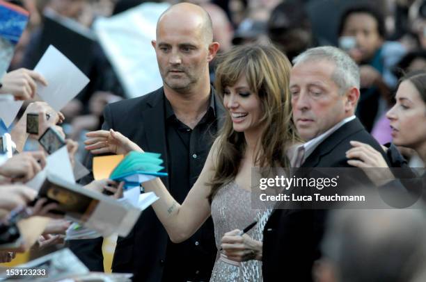 Angelina Jolie attends the UK premiere of Salt at Empire Leicester Square on August 16, 2010 in London, England.