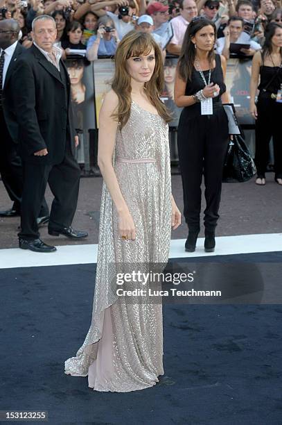 Angelina Jolie attends the UK premiere of Salt at Empire Leicester Square on August 16, 2010 in London, England.