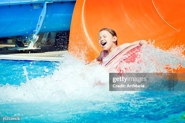 kleines mädchen im aquapark - wasserrutsche stock-fotos und bilder