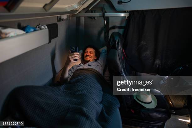 lkw-fahrer mit telefon - lkw kabine stock-fotos und bilder