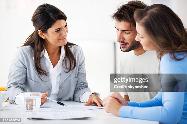 avec le conseiller financier de couple réunion - avocat métier photos et images de collection