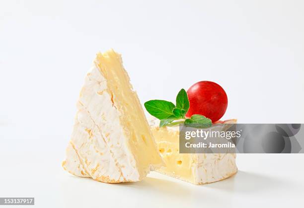 camembert-käse - basilikum freisteller stock-fotos und bilder