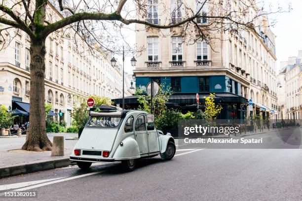 old vintage car on the street in paris, france - oldtimerauto stockfoto's en -beelden