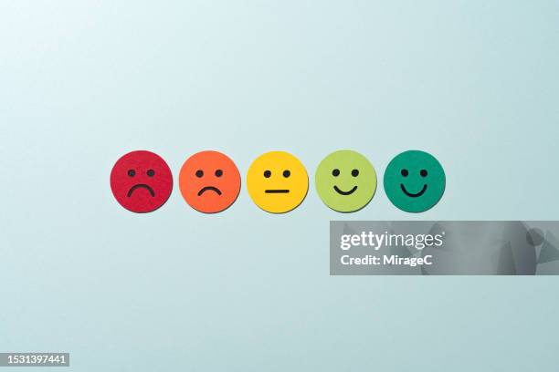 satisfaction feedback in form of smiley face emoticon, paper craft - survey foto e immagini stock