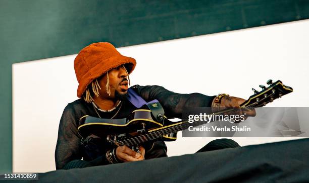 Tyus Singer 34,691 Beautiful Song Stock Photos, High-Res Pictures, and Images ...