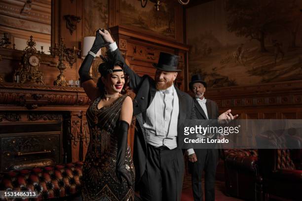 eine frau und zwei herren im stil der 1920er jahre in einer luxuriösen braunen bar - gatsby stock-fotos und bilder