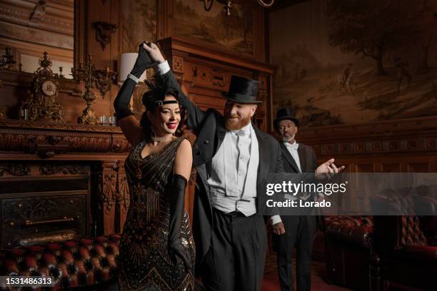 una mujer y dos caballeros de estilo de la década de 1920 en un lujoso bar marrón - gatsby fotografías e imágenes de stock