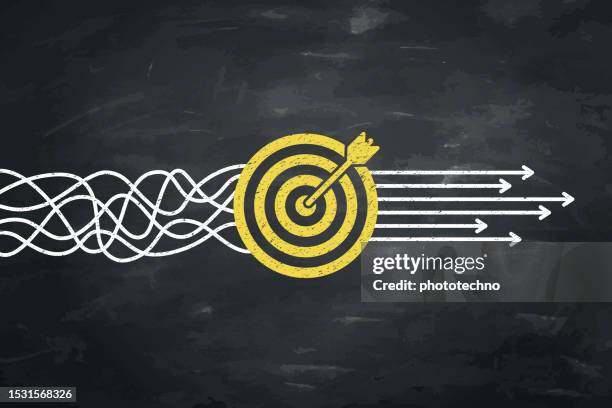 illustrazioni stock, clip art, cartoni animati e icone di tendenza di concetti relativi alla soluzione goal sullo sfondo della lavagna - target