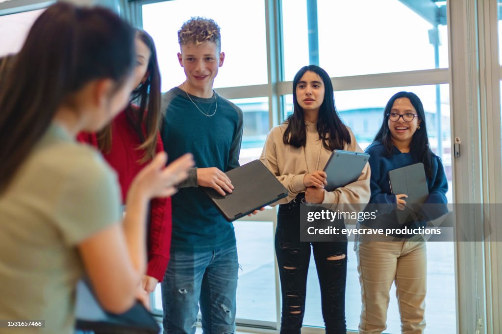 Grupo Multirracial de Adolescentes de Gênero Misto em Prédio Educacional Caminhando Juntos para a Série de Fotos da Classe
