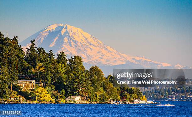 sunset over mount rainier - lago washington imagens e fotografias de stock