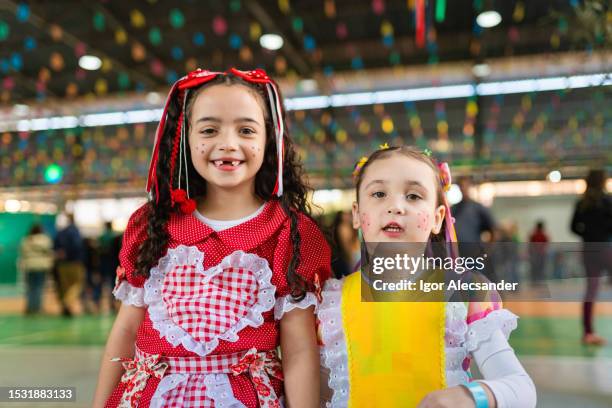 retrato de duas meninas no festival junino da escola - redneck - fotografias e filmes do acervo