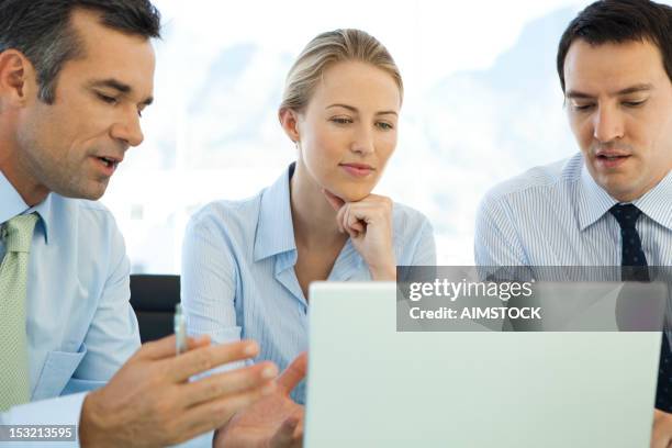 business team am arbeitsplatz - fondsmanager stock-fotos und bilder