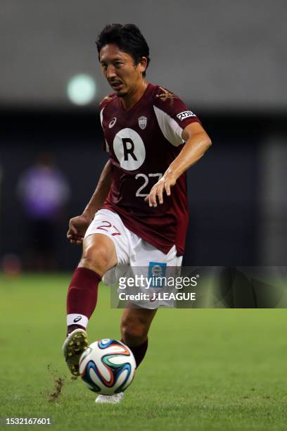 Hideo Hashimoto of Vissel Kobe in action during the J.League J1 match between Vissel Kobe and Vegalta Sendai at Noevir Stadium Kobe on August 23,...