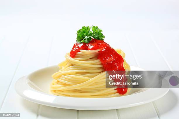 spaghetti mit soße und kräutern - ketchup stock-fotos und bilder