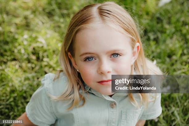 fille - blonde eyelashes photos et images de collection
