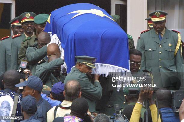 The coffin of the slain leader of the Democratic Republic of Congo, Laurent Kabila, is carried by soldiers 23 January 2001 from the People's Palace...