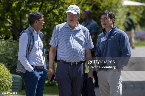 Stan Druckenmiller, chairman and chief executive officer and founder of Duquesne Family Office LLC, center and Bom Kim, chairman and chief executive...