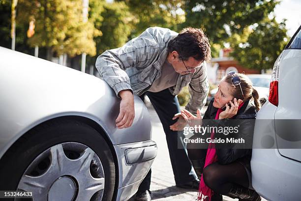 man and woman discussing after car accident - verkehrsunfall stock-fotos und bilder