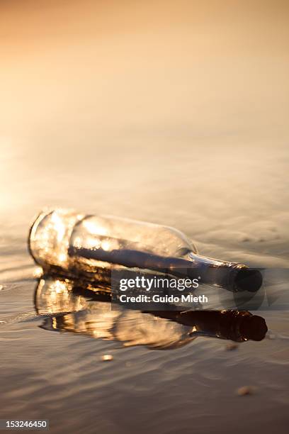 message in bottle - flaschenpost stock-fotos und bilder