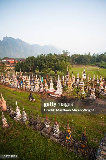 aerial views over a graveyard in a city. - vang vieng balloon stockfoto's en -beelden