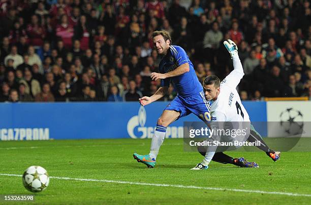 Juan Mata of Chelsea fires the ball past Jesper Hansen of FC Nordsjaelland to score during the UEFA Champions League Group E match between FC...