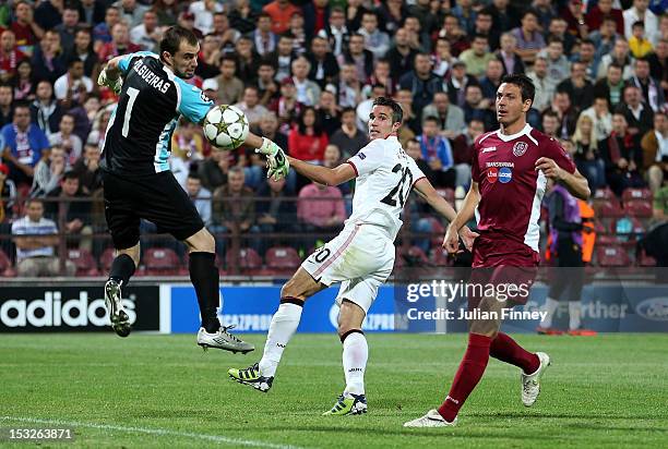 Robin van Persie of Manchester United scores a goal to make it 2-1 during the UEFA Champions League Group H match between CFR 1907 Cluj and...