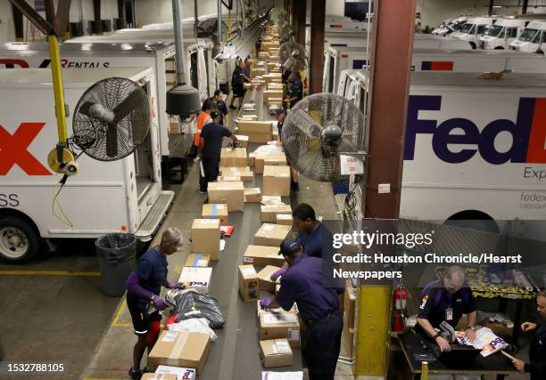 Fedex Vans Photos and Premium High Res Pictures - Getty Images