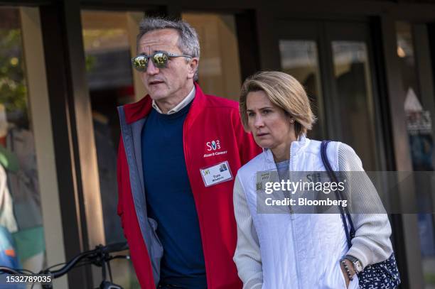 Tom Mihaljevic, president and chief executive officer of The Cleveland Clinic Foundation, left, and Anya Weaving walk to the morning session during...