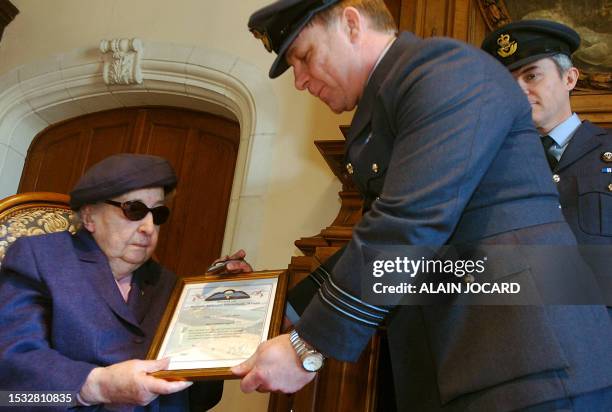 Cécile Cornioley, une anglaise de 93 ans, reçoit, le 11 avril 2006 à Châteauvieux, les ailes et le diplôme de l'armée de l'air britannique de la part...