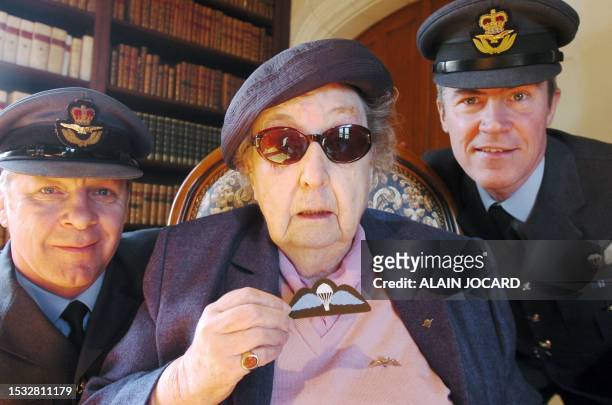 Cécile Cornioley, une anglaise de 93 ans, pose le 11 avril 2006 à Châteauvieux avec les squadrons Leaders de l'armée de l'air britannique Rhys...