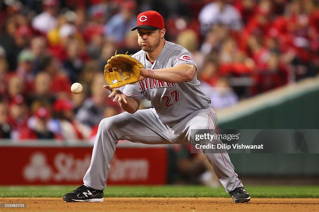 Scott Rolan Cincinnati Reds Scott Rolen of the Cincinnati Reds catches a line drive against the ...