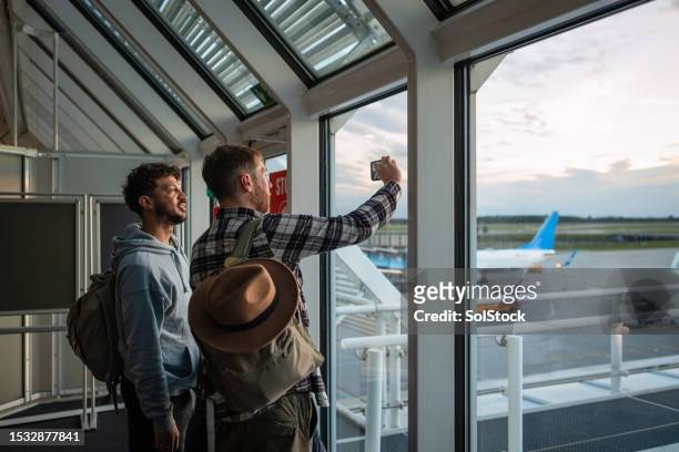 photographing the planes - airport düsseldorf stock pictures, royalty-free photos & images