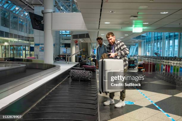 getting luggage at the baggage claim - airport düsseldorf stock pictures, royalty-free photos & images