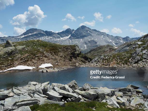 view of lago ghiacciato in the rhaetian alps - ghiacciato fotografías e imágenes de stock