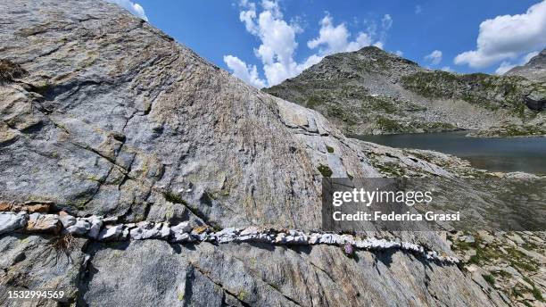 quartz vein in gneiss rock at laghi ghiacciati del suretta - viamala stock pictures, royalty-free photos & images