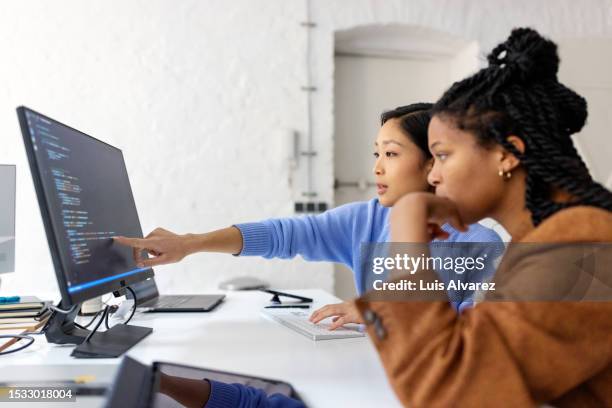 two young software developers working in office - webdesigner stock-fotos und bilder