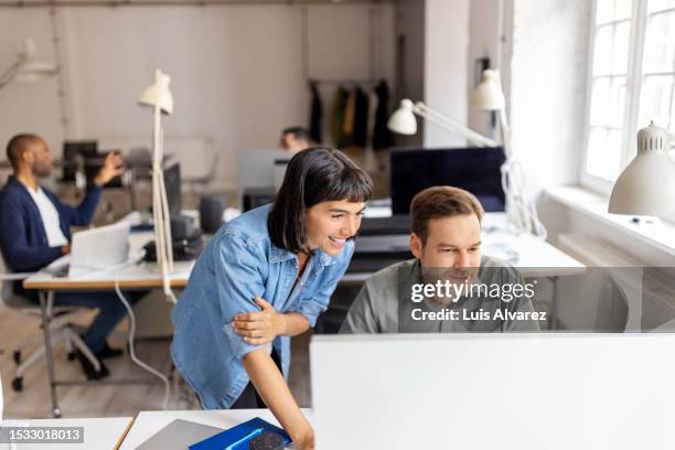 two programmers working cooperating at it company developing apps - webdesigner stockfoto's en -beelden
