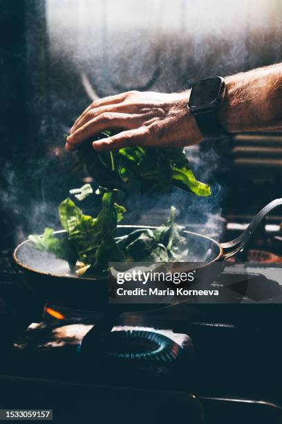 chef frying vegetables in a pan. - chef tossing fire stock-fotos und bilder