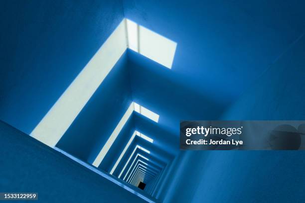 futuristic square tunnel - ilusión óptica fotografías e imágenes de stock