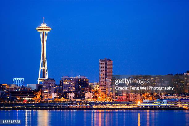 downtown seattle city skyline at night - space needle stock pictures, royalty-free photos & images