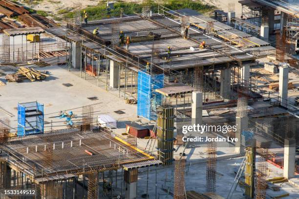 under construction highrise building - pueblo malasio fotografías e imágenes de stock