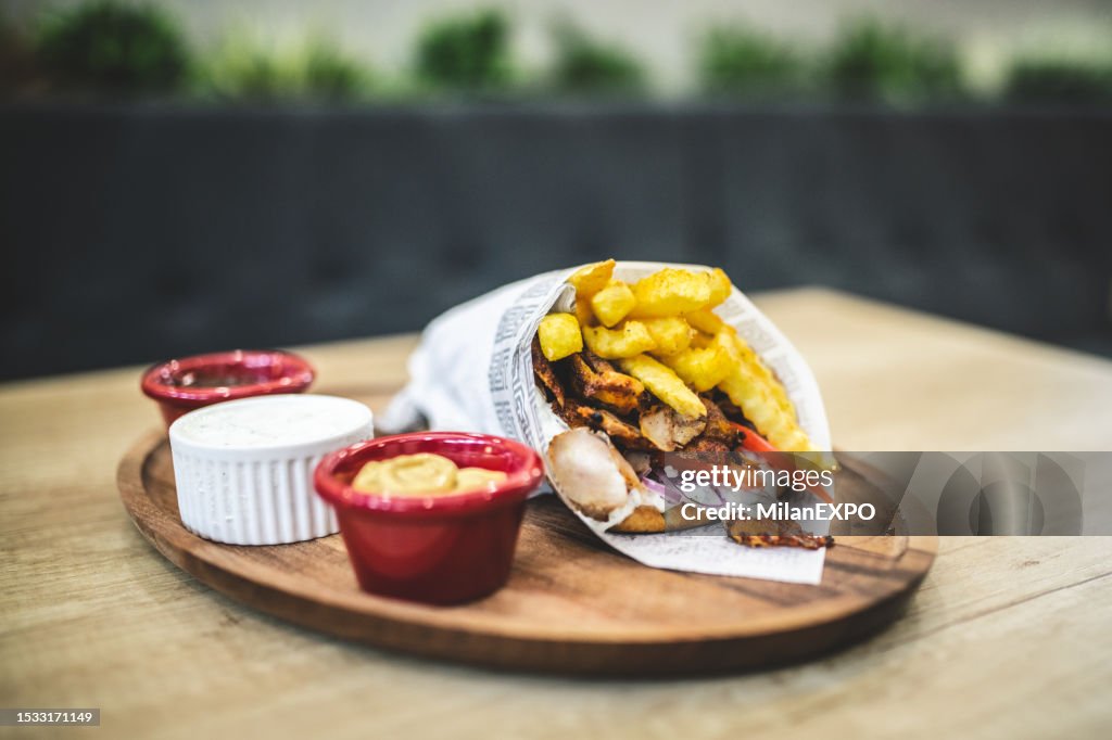 Giroscopios griegos envueltos en un pan de pita