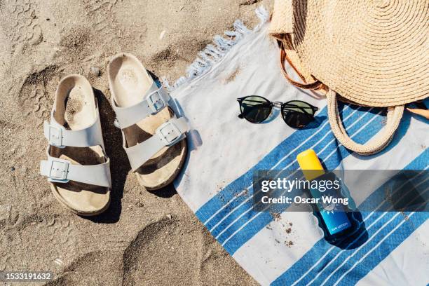 fashionable beach accessories for beach holiday - beach bag stock pictures, royalty-free photos & images