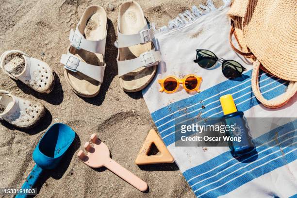 beach accessories for family beach holiday - beach flat lay stock pictures, royalty-free photos & images