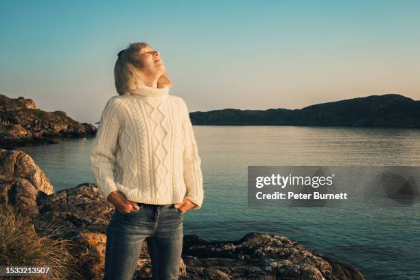 sunset at achmelvich beach, lochinver, scotland - achmelvich stock pictures, royalty-free photos & images